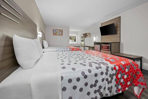 Quadruple Room with Two Queen Beds - Non Smoking at Broadway Inn Express, photo 2