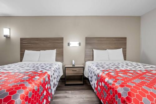 Quadruple Room with Two Queen Beds - Non Smoking at Broadway Inn Express, photo 3