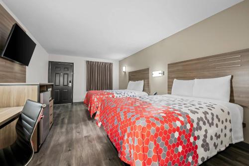 Quadruple Room with Two Queen Beds - Non Smoking at Broadway Inn Express, photo 4