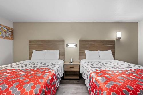 Quadruple Room with Two Queen Beds - Non Smoking at Broadway Inn Express, photo 5